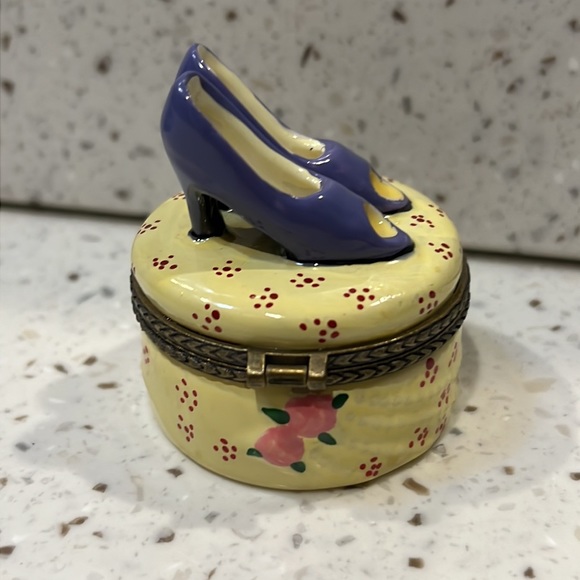 Hinged trinket box purple high heel shoe with embossed roses - Picture 4 of 10